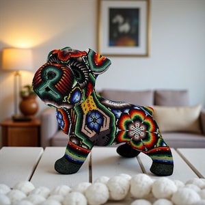 Hund Schnauzer Statue Huichol Skulptur Der Mexikanischen Volkskunst, Haustier Wixarika Als Mexikanische Deko Figur, Aus Harz Und Perlen