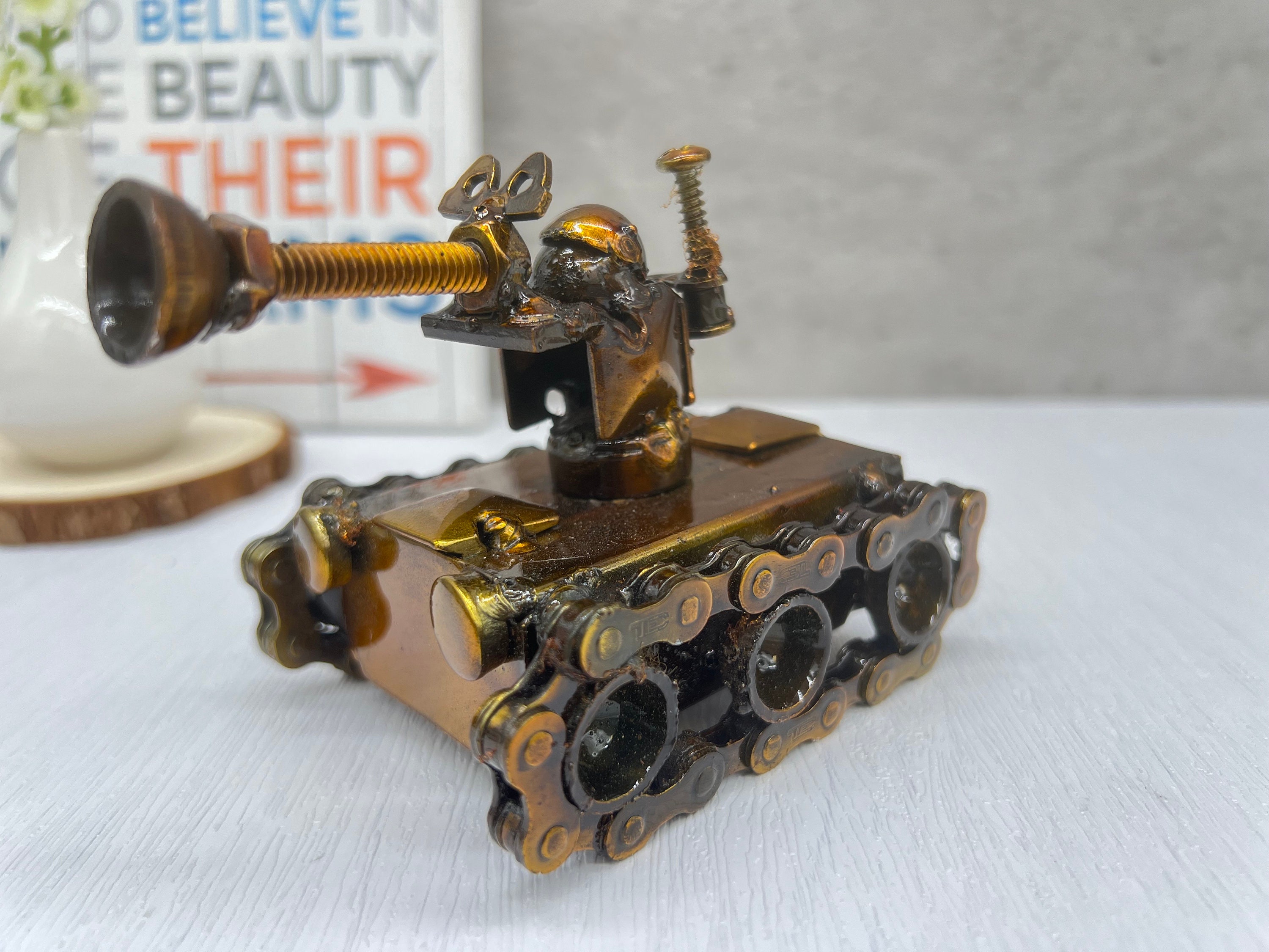 戦車手作り鉄彫刻：金属アートリサイクル素材、環境に優しい装飾