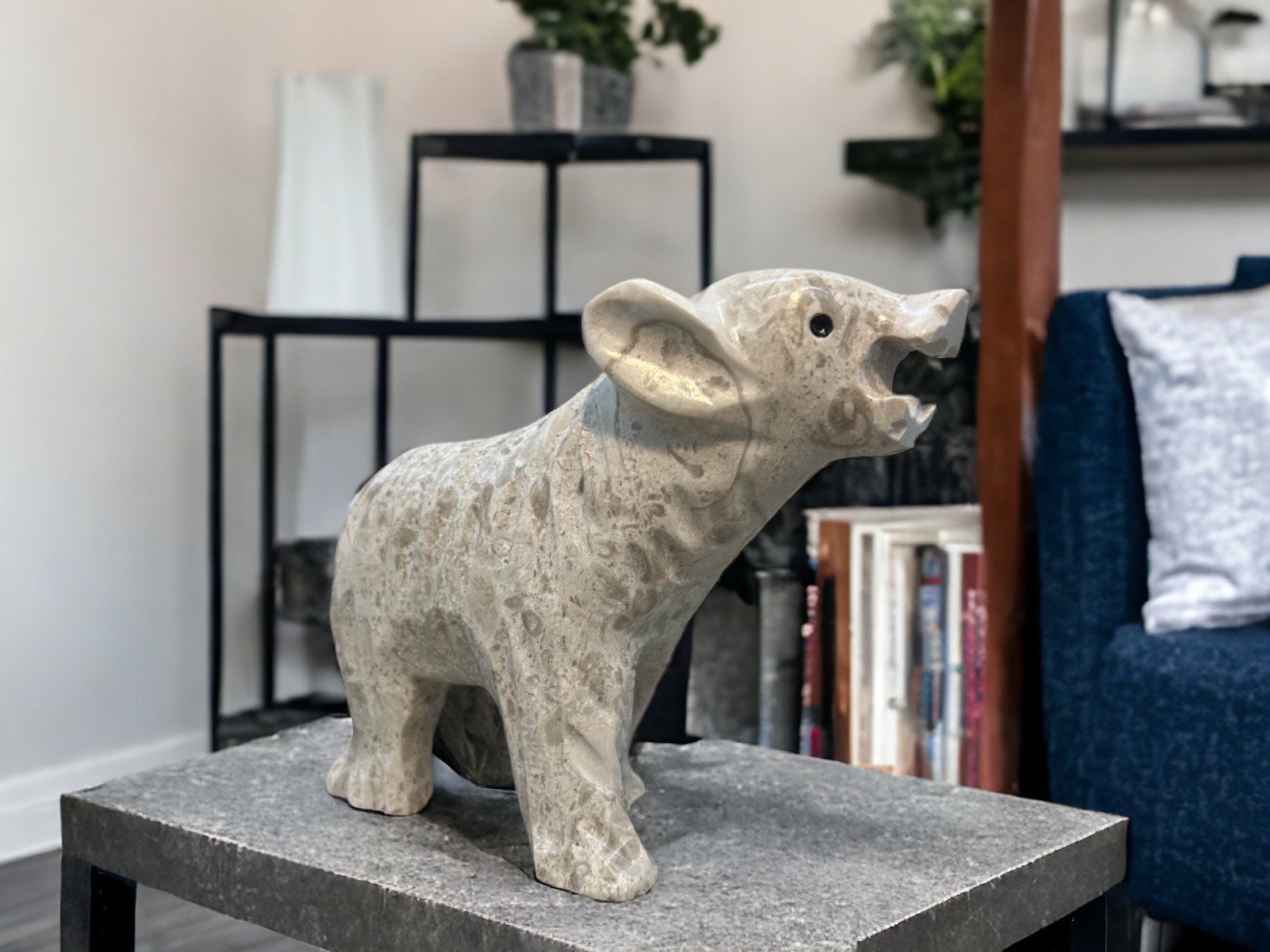 白色石のクマの置物 クマの置物、彫刻されたクマ、クマの像、クマの彫刻、石のクマ、彫刻