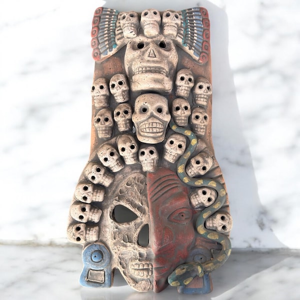 Maschera di Mictlan, scultura messicana in argilla raffigurante Mictlantecuhtli, dio azteco della morte, arte popolare, figura scheletrica preispanica, Giorno dei Morti