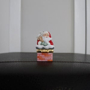 2001 Hallmark Keepsake Ornament Santa&#39;s Sweet Surprise