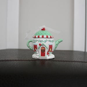 2001 Hallmark Keepsake Ornament Cozy Home
