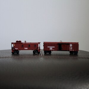 2005 Hallmark Keepsake Ornament Lionel No. 714 Boxcar and No 717 Caboose | Set of 2