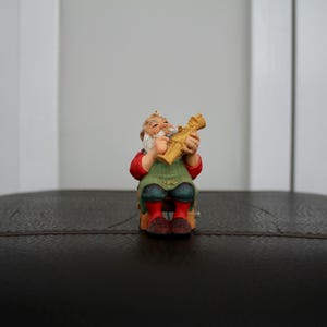2001 Hallmark Keepsake Ornament Carving Santa