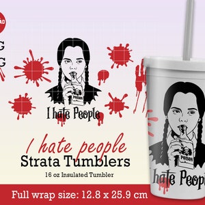 Puede incluir: Una ilustración en blanco y negro de una niña con coletas bebiendo de una botella etiquetada como "Poison". El texto "I hate People" está debajo de la imagen. La imagen está en un vaso aislante blanco de 16 oz con un diseño de salpicaduras de sangre roja. El vaso mide 12,8 cm por 25,9 cm.