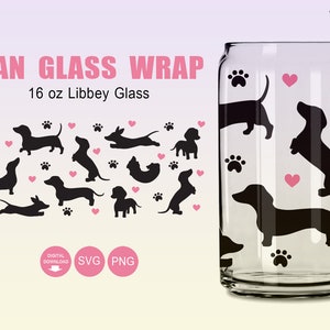 Könnte beinhalten: Ein digitaler Download eines 473 ml Glas-Wrap-Designs mit einer Silhouette eines Dackels mit Pfotenabdrücken und Herzen. Das Design ist perfekt, um ein Glas zu personalisieren, um es als Geschenk zu verschenken oder für den persönlichen Gebrauch.