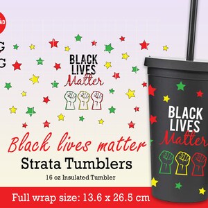Puede incluir: Vaso aislado negro con el texto "Black Lives Matter" y gráficos de puños. El vaso es negro con detalles de estrellas rojas, verdes y amarillas. El tamaño total del envoltorio es de 13,6 x 26,5 cm.