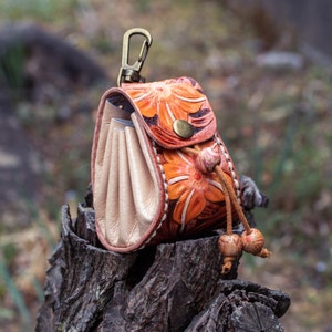 Portachiavi della mini moneta fatta a mano, sacchetto della moneta medievale, mini borsa della moneta intagliata in pelle, mini custodia in pelle lavorata, custodia vivavoce / auricolare