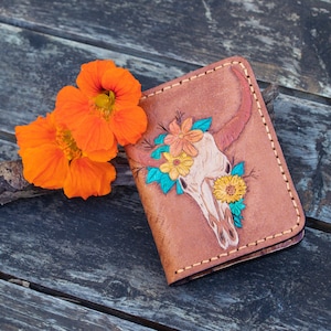 Tarjetero de cuero personalizado, calavera de toro, tarjetero de cuero tallado, funda para tarjeta de cuero tallada, funda para tarjeta de visita estilo bohemio, billetera unisex.