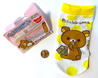 EN VENTE ! Porte-bouteille et porte-gobelet en tricot avec personnage japonais « RILAKKUMA » Relax Bear ! Neuf, parfait état.