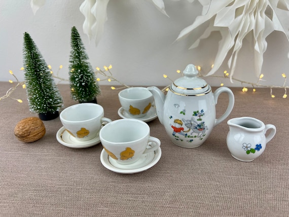 Antikes Puppengeschirr aus Porzellan 60er Jahre Brocante Kindergeschirr Shabby Chic Teaparty in der Puppenstube Goldrand Küken Esel Blumen