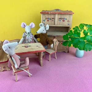 Beautiful set of vintage dollhouse furniture from the 1940s in original condition. Maileg mouse gnome kitchen furniture for dollhouse antique country house style.