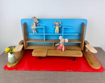 Vintage speelgoedwinkel uit de jaren 50, shabby chic uit het midden van de vorige eeuw, retro decoratie, Maileg poppenkeuken, antiek rood, rollenspel, nostalgisch