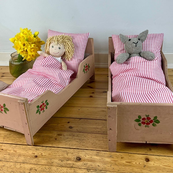 Jumeaux deux lits de poupée en bois antiques avec nouvelle literie de poupée faite à la main, jouets de grand-mère, cadeau jumeau, années 50