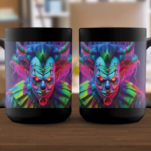 Puede incluir: Dos tazas de café negras con un diseño de payaso colorido y aterrador. El payaso tiene una nariz roja, una amplia sonrisa y una lengua larga y roja. El fondo es de color morado oscuro con reflejos rosas y azules.