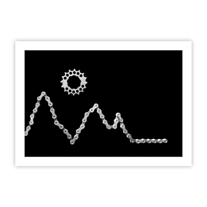 Op de afbeelding: Een zwart-wit afbeelding van een bergketen gemaakt van een fietsketting met een fietskettingblad als zon.