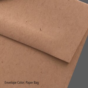 Op de afbeelding: Een bruine papieren envelop met de tekst "Envelope Color: Paper Bag" gedrukt op de voorkant.