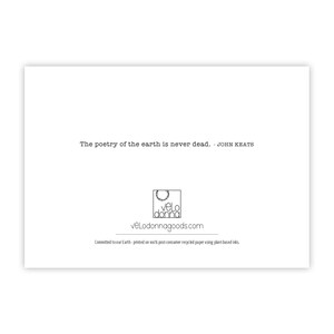 Op de afbeelding: Een witte kaart met de tekst "The poetry of the earth is never dead. - JOHN KEATS" en een logo voor velo donna goods. De tekst "veLodonnagoods.com" en "Committed to our Earth - printed on 100% post-consumer recycled paper using plant based inks." is ook inbegrepen.