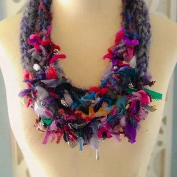 Collier au crochet tissé à la main, collier en tissu, cadeau pour femmes, collier d'automne, bijoux textiles, collier en laine lagenlook, collier de déclaration