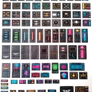 Puede incluir: Una colección de pegatinas rectangulares con diseños de interfaces informáticas de ciencia ficción, paneles de control y señales de advertencia. Los gráficos incluyen pantallas de neón, lecturas digitales, calaveras y texto como HACKED.