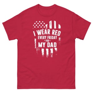 Könnte beinhalten: Rotes T-Shirt mit einem weißen, abgenutzten amerikanischen Flaggen-Design und dem Text "Ich trage jeden Freitag Rot für meinen Vater".