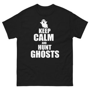 Puede incluir: Camiseta negra con un gráfico de fantasma blanco y el texto "Keep Calm and Hunt Ghosts".