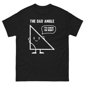 Puede incluir: Camiseta negra con un gráfico blanco de un triángulo sonriente con brazos y piernas. El texto "THE DAD ANGLE" está encima del triángulo, y un bocadillo dice "YOU KNOW I'M RIGHT".