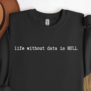 Peut inclure: Sweat-shirt noir avec le texte "life without data is NULL" en blanc.