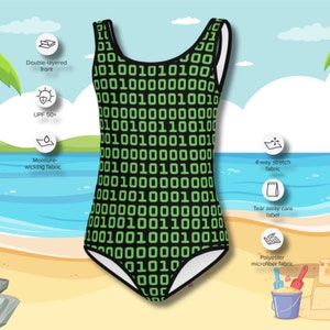 Könnte beinhalten: Schwarzer Badeanzug mit grünem Binärcode-Muster. Der Badeanzug hat einen runden Ausschnitt und einen Racerback-Stil. Er ist aus Polyester-Mikrofasergewebe gefertigt und hat ein abreißbares Pflegeetikett.