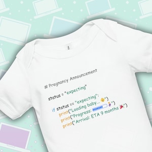 Può includere: Un body bianco per neonato con un annuncio di gravidanza scritto in codice. Il testo recita: #Pregnancy Announcement status = "expecting" if status == "expecting": print("Loading baby...") print("Progress:") print("Arrival: ETA 9 months")