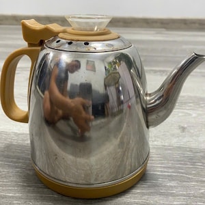 Chaleira vintage de aço inoxidável: decoração retrô de cozinha de meados do século