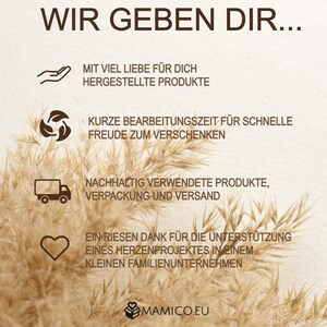 May include: An image with text in German, including the phrases "WIR GEBEN DIR...", "MIT VIEL LIEBE F&Uuml;R DICH HERGESTELLTE PRODUKTE", and "MAMICO.EU". The background features a blurred image of tall grass.