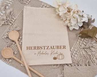 Personalized Autumn Magic tea towel with name | Pumpkin kitchen towel, cotton | Autumn kitchen decor, housewarming gift for mom or grandma