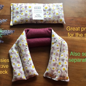 Pu&ograve; includere: Un set di due cuscini per gli occhi e un impacco per il collo. Gli articoli presentano una stampa a margherite malva e bianche su sfondo a scacchi. Il cuscino per gli occhi ha un'etichetta con la scritta "Soothing Eye Pillow".