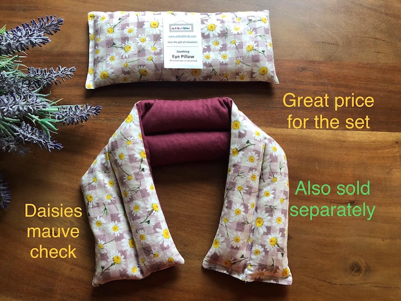 Pu&ograve; includere: Un set di due cuscini per gli occhi e un impacco per il collo. Gli articoli presentano una stampa a margherite malva e bianche su sfondo a scacchi. Il cuscino per gli occhi ha un'etichetta con la scritta "Soothing Eye Pillow".