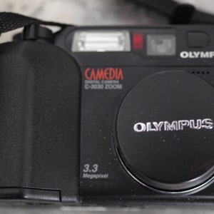 Olympus Camedia C 3030, todavía funciona y en estado nuevo. Incluye funda y tarjeta de memoria SM.