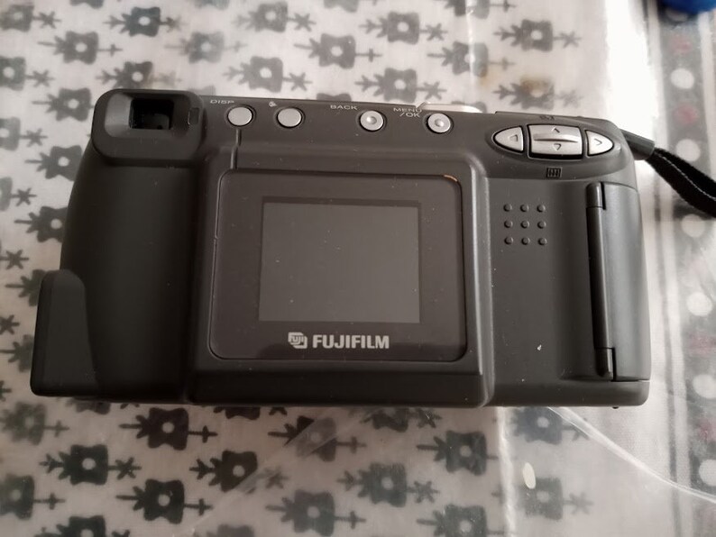 Sliding Door Fujifilm FinePix 2400Zoom, In A Brand New condition. With Free Smart Media Card and Reader/Writer. image 9