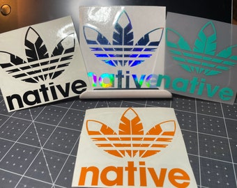 Puede incluir: Cuatro pegatinas de vinilo diferentes con un diseño de plumas estilizado en forma del logotipo de Adidas. Las pegatinas están sobre fondos blancos y tienen la palabra "native" impresa debajo del logotipo. Los colores de los logotipos son negro, azul, verde azulado y naranja.