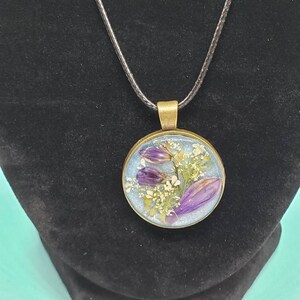 Resin FlowerPendant Necklace With Dried Purple Flowers