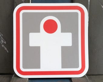 Pode incluir: Um adesivo quadrado vermelho e cinza com um símbolo branco de uma pessoa com um círculo vermelho para a cabeça. O símbolo está dentro de uma borda vermelha.
