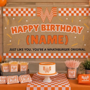Könnte beinhalten: Ein rechteckiges Geburtstagsschild mit orange-weiß karierten Rändern, das den Text HAPPY BIRTHDAY (NAME) und JUST LIKE YOU, YOU'RE A WHATABURGER ORIGINAL zeigt. Das Schild ist von orangefarbenen und weißen Luftballons umgeben.