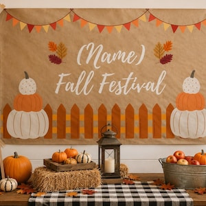 Op de afbeelding: Een grote rechthoekige banner met een beige achtergrond met de tekst (Name) Fall Festival in wit schrift, oranje slingers, herfstbladeren en twee stapels pompoenen. De banner wordt getoond met ballonnen, pompoenen en diverse borden.