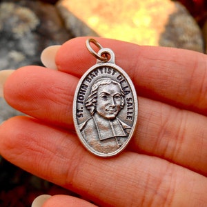 San San Juan Bautista de las Salle, San Juan/ Santo Encanto Católico/ Patrón de los Maestros y la Juventud, Sacerdote francés 1 pulgada de altura (Cantidad 1)