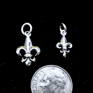 Charm de flor de lis en plata de ley, pequeña medalla de flor de lis, charm francés para collar, símbolo de Santa Juana de Arco, plata de ley 925