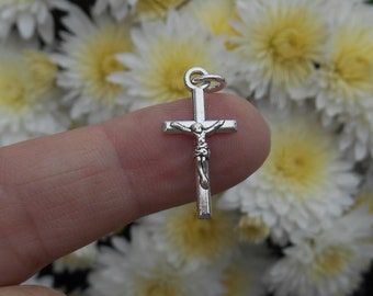 Dije de crucifijo pequeño/Dije de cruz en miniatura/Dije de cruz pequeña para pulsera/Dijes de pulsera con cruz/Cruz de rosario en tono plata envejecida de 22 mm CANT. (1)