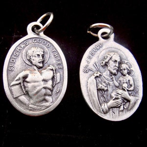 Może przedstawiać: Dwa srebrne, owalne medale religijne z pętlą na górze do zawieszenia. Lewy medal przedstawia wizerunek św. Dismasza, Dobrego Łotra, z napisem "St. Dismas Good Thief" i "Włochy". Prawy medal przedstawia wizerunek św. Józefa trzymającego Dzieciątko Jezus, z napisem "St. Joseph" i "Włochy".