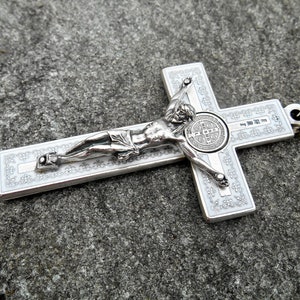 Benedictus kruisbeeld, groot wit en zilver Sint-Benedictuskruis, rozenkranskruis, hanger, gemaakt in Italië, mooi detail, kruisbeeld van hoge kwaliteit