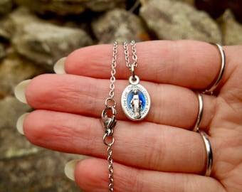 Collar pequeño con medalla milagrosa, versión latina, medidas de medalla con detalles en esmalte azul (0,5 pulgadas), cadena tipo cable de acero inoxidable de 20"