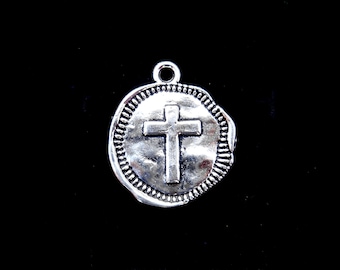 Cruz martillada / Amuleto de cruz redonda / Colgante de amuleto de amuleto de cruz / Amuletos de pulsera de cruz / QTY (1) Cruz de rosario de tono plateado antiguo / Amuleto de cruz de moneda