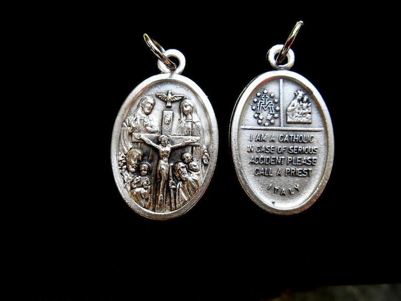Pu&ograve; includere: Pendente ovale in argento con un'immagine religiosa su un lato e il testo "I AM A CATHOLIC IN CASE OF SERIOUS ACCIDENT PLEASE CALL A PRIEST ITALY" sull'altro.